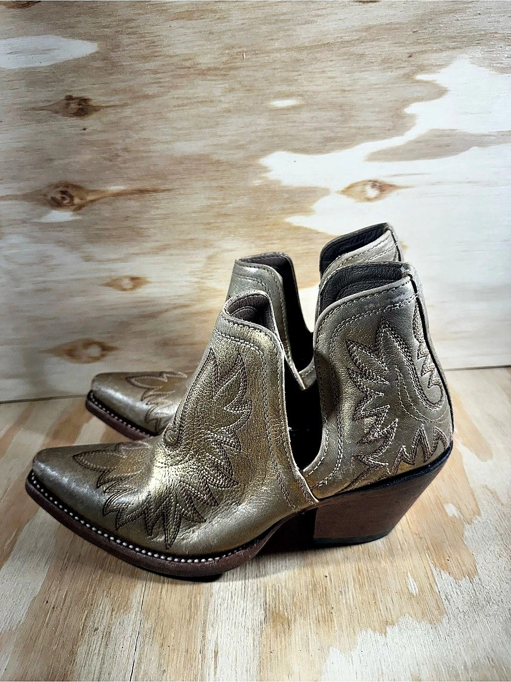 ARIAT Western Embroidered Heeled Boots in Gold Women’s Size 7.5